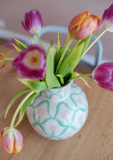 Vaso decorativo And Nook dipinto a mano con motivo di tulipani rosa, design artigianale in ceramica per bouquet e decorazione d'interni.