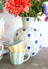 Vaso decorativo And Nook dipinto a mano con tulipani blu, design rotondo in ceramica e apertura stretta per composizioni floreali eleganti.