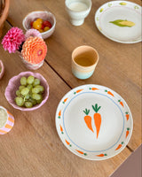 Set 4 piatti And Nook Vegetables in ceramica decorata con illustrazioni di verdure colorate come carote, ravanelli, mais e peperoni, diametro 22 cm.