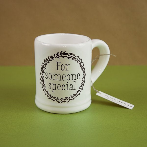 MUG in ceramica della linea NATALIZIA di FIORDITERRA.  La semplicità delle proporzioni unite alla "bella grafia" della scritta, rendono questa tazza ideale per la tua colazione, per una tisana o per una cioccolata calda! Lavabile in lavastoviglie   FIORDITERRA riempie la casa di prodotti fatti rigorosamente a mano ed in Italia e con energia rinnovabile e decorati con smalti atossici e senza piombo.  MADE IN ITALY