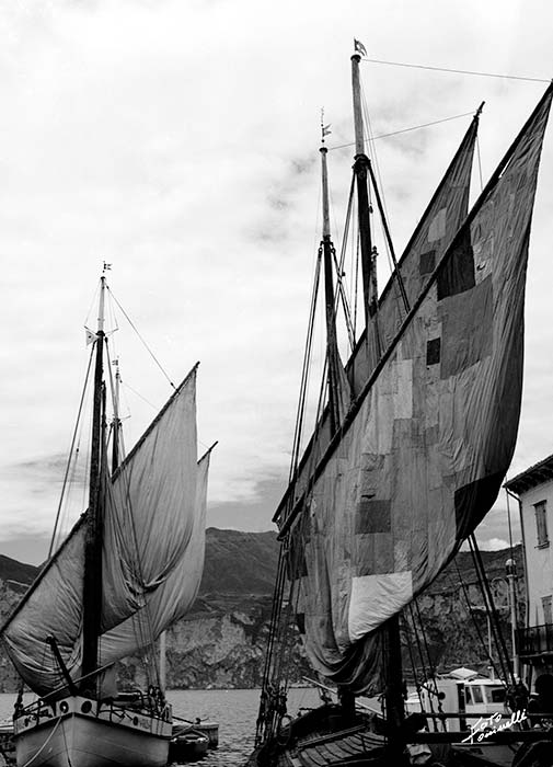 FOTO NUMERO B38 - Ultimi rattoppi e poi la fine di un epoca, 1962 ARCHIVIO FOTOGRAFICO TONINELLI MALCESINE