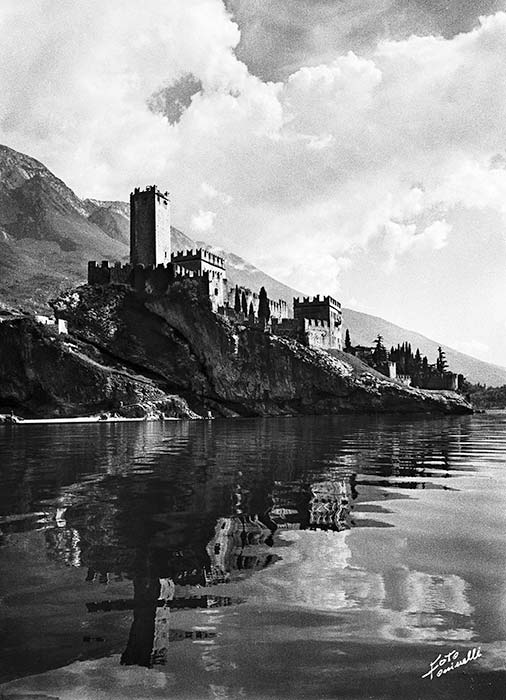 RIFLESSO DEL CASTELLO DA NORD ARCHIVIO FOTOGRAFICO FRANCO TONINELLI MALCESINE