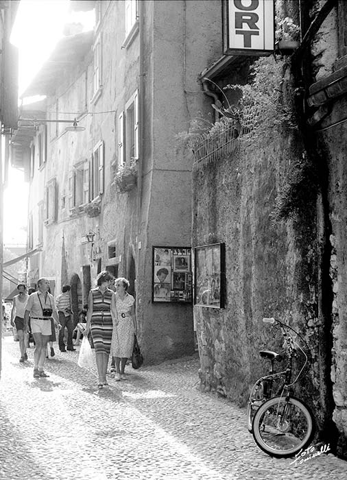 ARCHIVIO FOTOGRAFICO FRANCO TONINELLI MALCESINE - VIA PORTA ORIENTALE, ESTATE 1980