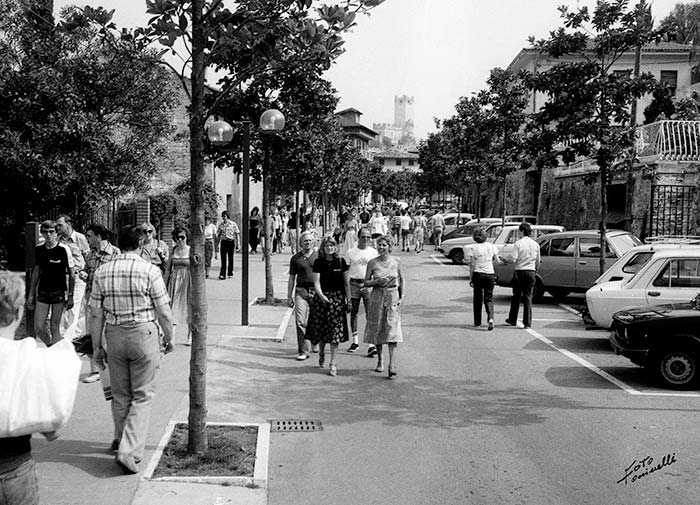 TURISTI IN VIA ROMA ARCHIVIO FOTOGRAFICO TONINELLI MALCESINE